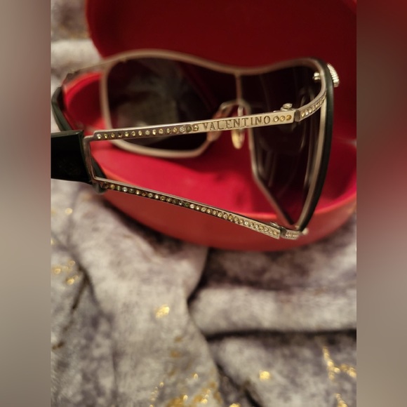 Valentino 5493/S Wrap Vintage Shield Sunglasses. Red Valentino Case Included 🎀 - Picture 2 of 8